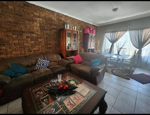 2 BEDROOM TOWNHOUSE FOR SALE IN RANDFONTEIN CENTRAL